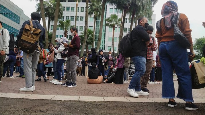 Gempa, warga berhamburan keluar gedung (Tangkapan layar warga) Gempa, warga berhamburan keluar gedung (Tangkapan layar warga)