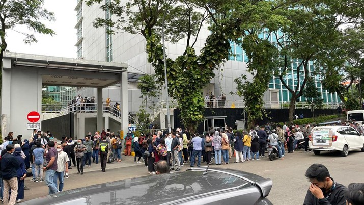 Gempa, warga berhamburan keluar gedung (Tangkapan layar warga) Gempa, warga berhamburan keluar gedung (Tangkapan layar warga)