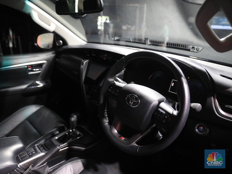 Toyota New Fortuner GR Sport saat Test Drive di Edutown Arena, BSD, Tangerang Selatan, Jumat, (14/1/2022). (CNBC Indonesia/Muhammad Sabki) Toyota New Fortuner GR Sport saat Test Drive di Edutown Arena, BSD, Tangerang Selatan, Jumat, (14/1/2022). (CNBC Indonesia/Muhammad Sabki)