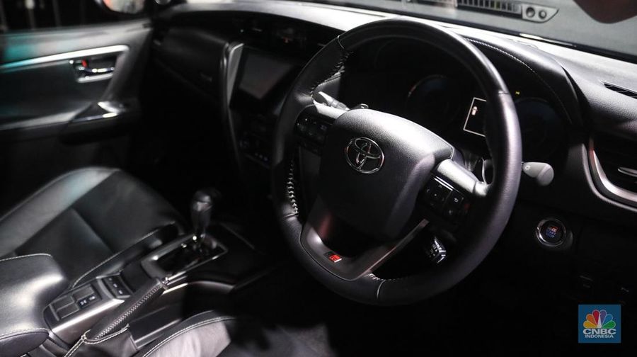 Interior Toyota New Fortuner GR Sport saat test Drive di Edutown Arena, BSD, Tangerang Selatan, Jumat, (14/1/2022). (CNBC Indonesia/Muhammad Sabki)