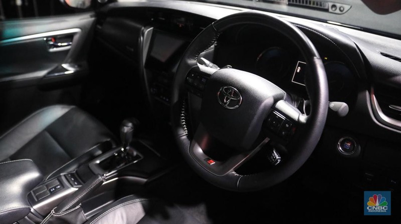 Toyota New Fortuner GR Sport saat Test Drive di Edutown Arena, BSD, Tangerang Selatan, Jumat, (14/1/2022). (CNBC Indonesia/Muhammad Sabki)