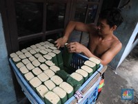Rupiah Ambruk! Harga Mie Instan, Tempe-Gula Siap-Siap Terbang
