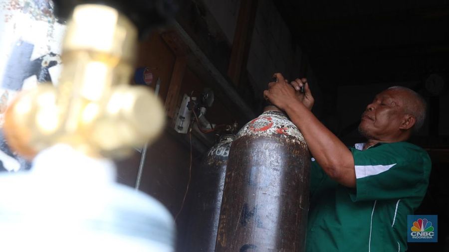Penjual tabung oksigen (CNBC Indonesia/Andrean Kristianto)