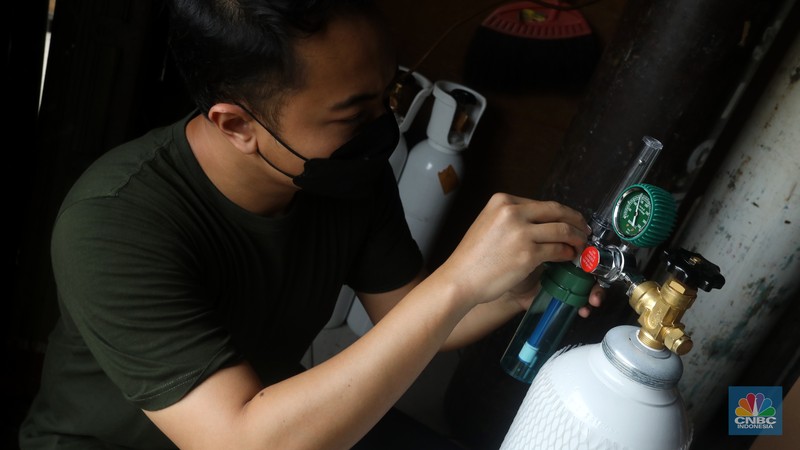 Penjual tabung oksigen (CNBC Indonesia/Andrean Kristianto) Penjual tabung oksigen (CNBC Indonesia/Andrean Kristianto)