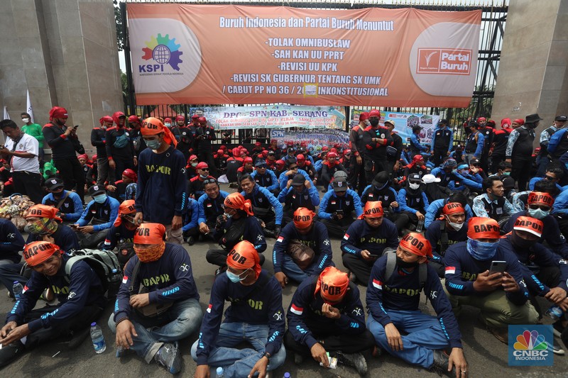 Ratusan buruh yang menolak UU Cipta Kerja berdemo di depan Gedung DPR/MPR, Jakarta, Jumat (14/1/2022). (CNBC Indonesia/Andrean Kristianto) Ratusan buruh yang menolak UU Cipta Kerja berdemo di depan Gedung DPR/MPR, Jakarta, Jumat (14/1/2022). (CNBC Indonesia/Andrean Kristianto)