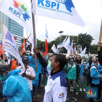 Potret Ratusan Buruh Seruduk Gedung DPR Tolak UU Cipta Kerja