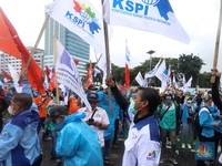 Potret Ratusan Buruh Seruduk Gedung DPR Tolak UU Cipta Kerja