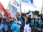 Potret Ratusan Buruh Seruduk Gedung DPR Tolak UU Cipta Kerja