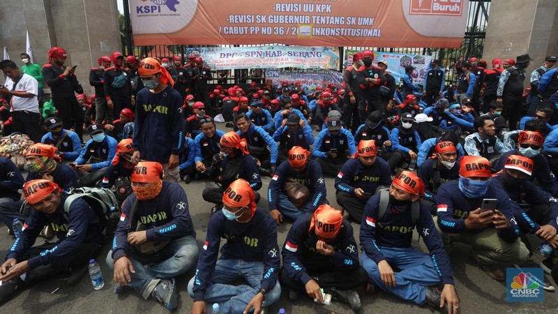 Ratusan buruh yang menolak UU Cipta Kerja berdemo di depan Gedung DPR/MPR, Jakarta, Jumat (14/1/2022). (CNBC Indonesia/Andrean Kristianto)