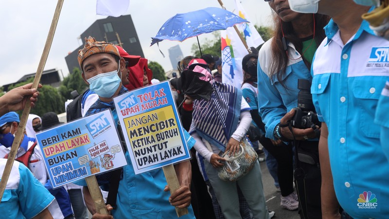 Ratusan buruh yang menolak UU Cipta Kerja berdemo di depan Gedung DPR/MPR, Jakarta, Jumat (14/1/2022). (CNBC Indonesia/Andrean Kristianto) Ratusan buruh yang menolak UU Cipta Kerja berdemo di depan Gedung DPR/MPR, Jakarta, Jumat (14/1/2022). (CNBC Indonesia/Andrean Kristianto)