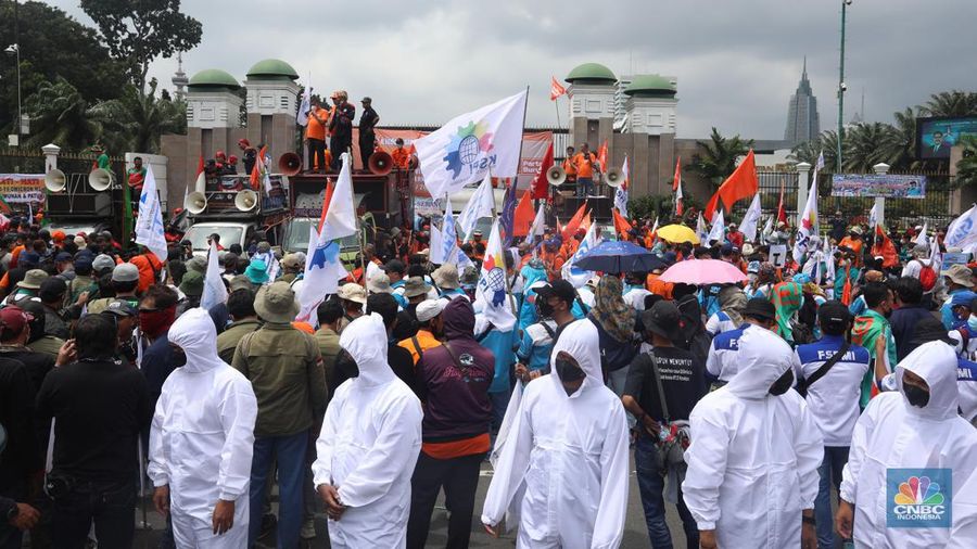 Ratusan buruh yang menolak UU Cipta Kerja berdemo di depan Gedung DPR/MPR, Jakarta, Jumat (14/1/2022). (CNBC Indonesia/Andrean Kristianto)