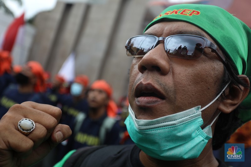 Ratusan buruh yang menolak UU Cipta Kerja berdemo di depan Gedung DPR/MPR, Jakarta, Jumat (14/1/2022). (CNBC Indonesia/Andrean Kristianto) Ratusan buruh yang menolak UU Cipta Kerja berdemo di depan Gedung DPR/MPR, Jakarta, Jumat (14/1/2022). (CNBC Indonesia/Andrean Kristianto)