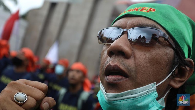 Ratusan buruh yang menolak UU Cipta Kerja berdemo di depan Gedung DPR/MPR, Jakarta, Jumat (14/1/2022). (CNBC Indonesia/Andrean Kristianto)