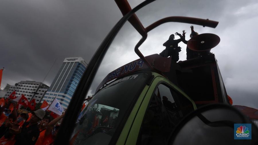 Ratusan buruh yang menolak UU Cipta Kerja berdemo di depan Gedung DPR/MPR, Jakarta, Jumat (14/1/2022). (CNBC Indonesia/Andrean Kristianto)
