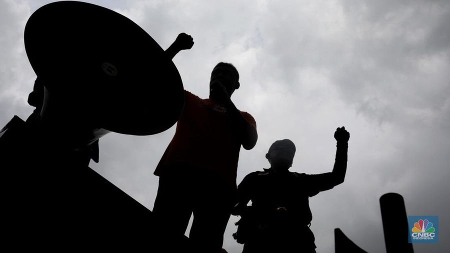 Ratusan buruh yang menolak UU Cipta Kerja berdemo di depan Gedung DPR/MPR, Jakarta, Jumat (14/1/2022). (վ/Andrean Kristianto)