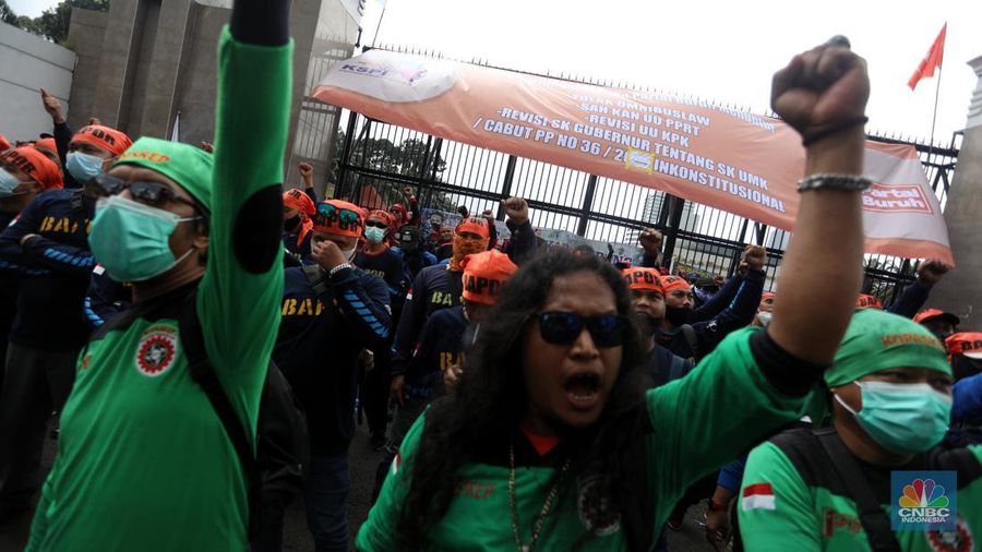 Ratusan buruh yang menolak UU Cipta Kerja berdemo di depan Gedung DPR/MPR, Jakarta, Jumat (14/1/2022). (CNBC Indonesia/Andrean Kristianto)