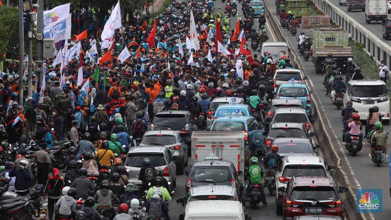 Ratusan buruh yang menolak UU Cipta Kerja berdemo di depan Gedung DPR/MPR, Jakarta, Jumat (14/1/2022). (CNBC Indonesia/Andrean Kristianto)