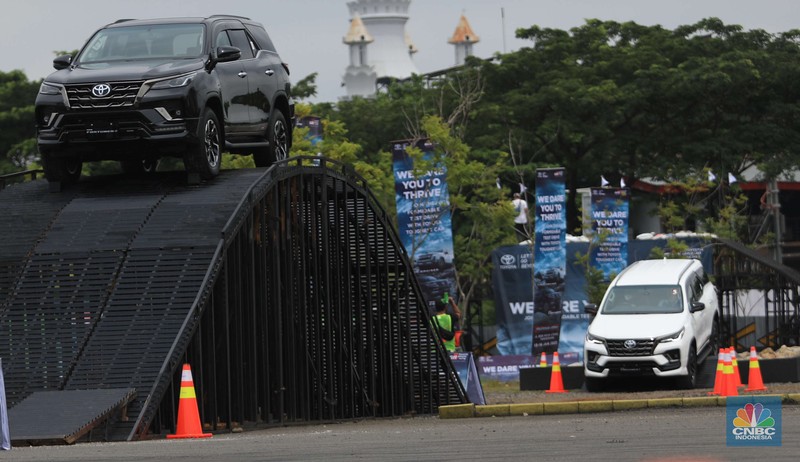 Toyota New Fortuner GR Sport saat Test Drive di Edutown Arena, BSD, Tangerang Selatan, Jumat, (14/1/2022). (CNBC Indonesia/Muhammad Sabki) Toyota New Fortuner GR Sport saat Test Drive di Edutown Arena, BSD, Tangerang Selatan, Jumat, (14/1/2022). (CNBC Indonesia/Muhammad Sabki)
