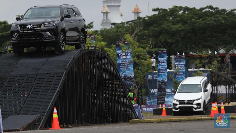 Toyota New Fortuner GR Sport saat Test Drive di Edutown Arena, BSD, Tangerang Selatan, Jumat, (14/1/2022). (CNBC Indonesia/Muhammad Sabki)
