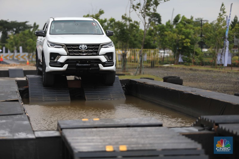 Toyota New Fortuner GR Sport saat Test Drive di Edutown Arena, BSD, Tangerang Selatan, Jumat, (14/1/2022). (CNBC Indonesia/Muhammad Sabki) Toyota New Fortuner GR Sport saat Test Drive di Edutown Arena, BSD, Tangerang Selatan, Jumat, (14/1/2022). (CNBC Indonesia/Muhammad Sabki)