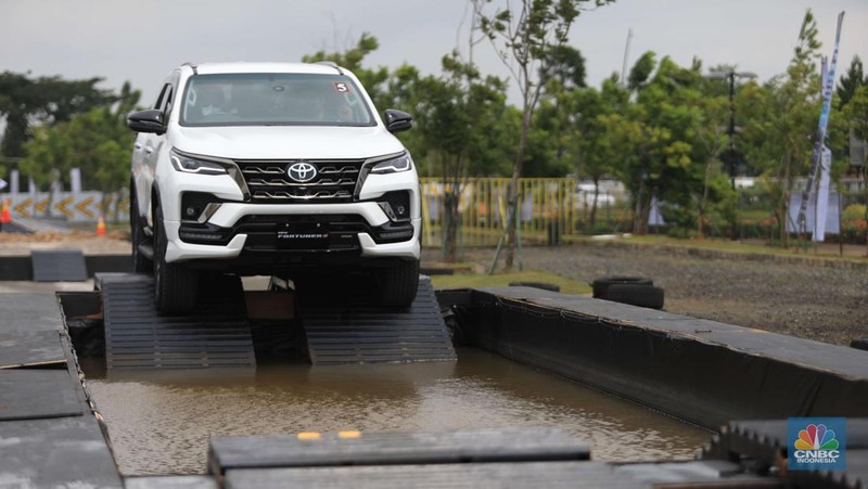 Toyota New Fortuner GR Sport saat Test Drive di Edutown Arena, BSD, Tangerang Selatan, Jumat, (14/1/2022). (CNBC Indonesia/Muhammad Sabki)