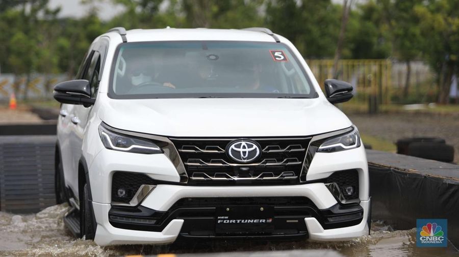 Toyota New Fortuner GR Sport saat Test Drive di Edutown Arena, BSD, Tangerang Selatan, Jumat, (14/1/2022). (CNBC Indonesia/Muhammad Sabki)