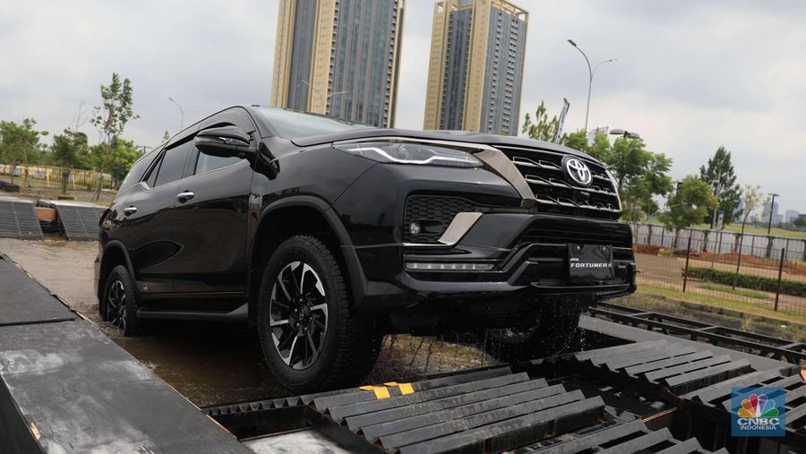 Toyota New Fortuner GR Sport saat Test Drive di Edutown Arena, BSD, Tangerang Selatan, Jumat, (14/1/2022). (CNBC Indonesia/Muhammad Sabki)