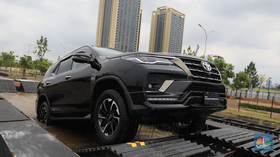 Toyota New Fortuner GR Sport saat Test Drive di Edutown Arena, BSD, Tangerang Selatan, Jumat, (14/1/2022). (վ/Muhammad Sabki)