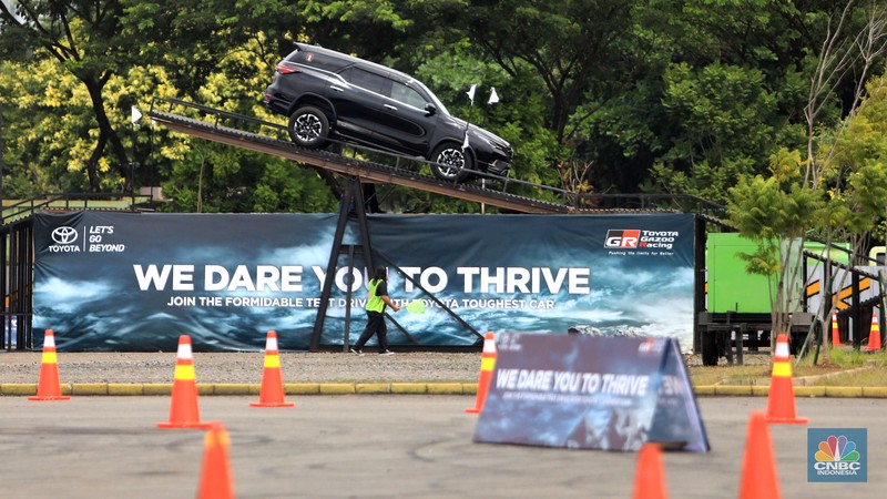 Toyota New Fortuner GR Sport saat Test Drive di Edutown Arena, BSD, Tangerang Selatan, Jumat, (14/1/2022). (CNBC Indonesia/Muhammad Sabki)