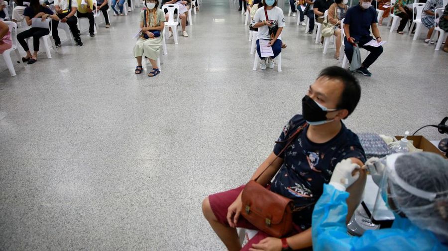 Vaksinasi di Thailand (REUTERS/SOE ZEYA TUN)