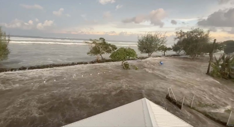 Tsunami di Tonga (Tangkapan Layar Twitter/@sakakimoana)