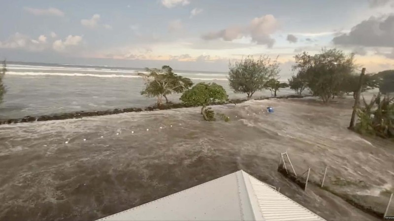 Tsunami di Tonga (Tangkapan Layar Twitter/@sakakimoana)