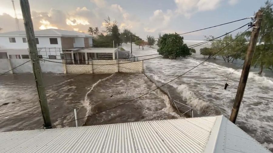 Tsunami di Tonga (Tangkapan Layar Twitter/@sakakimoana)