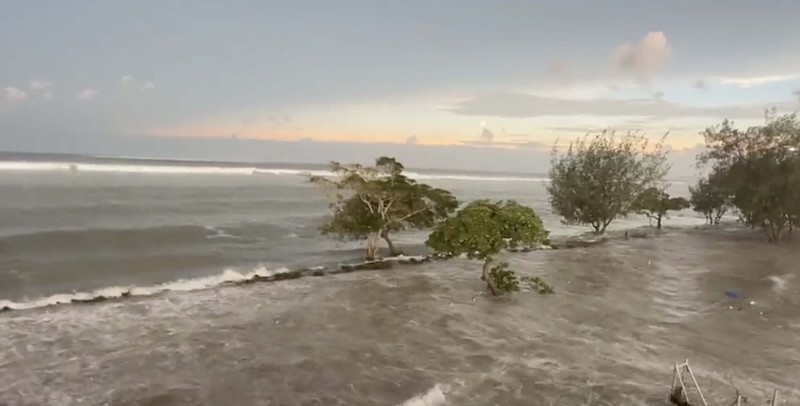 Tsunami di Tonga (Tangkapan Layar Twitter/@sakakimoana)