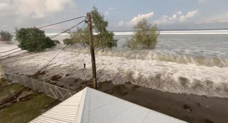 Tsunami di Tonga (Tangkapan Layar Twitter/@sakakimoana)