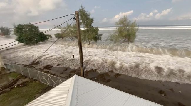 Tsunami Hits Tonga After Volcanic Eruption