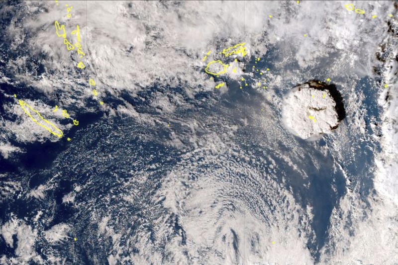 Satelit cuacamenunjukkan sebelum letusan gunung berapi bawah laut di negara Pasifik Tonga Gambar Planet SkySat pada 7 Januari 2022 menunjukkan kepulan asap mengepul dari gunung berapi bawah laut Hunga Tonga-Hunga Ha'apai beberapa hari sebelum letusannya pada 15 Januari, di Hunga Tonga-Hunga Ha'apai. (Planet Labs PBC/via REUTERS)