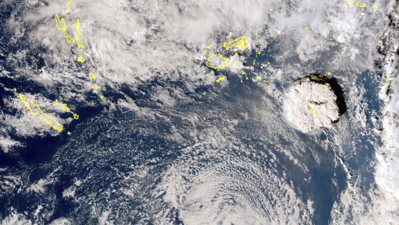 Gambar Planet SkySat pada 7 Januari 2022 menunjukkan kepulan asap mengepul dari gunung berapi bawah laut Hunga Tonga-Hunga Ha'apai beberapa hari sebelum letusannya pada 15 Januari, di Hunga Tonga-Hunga Ha'apai. (Planet Labs PBC/via REUTERS)