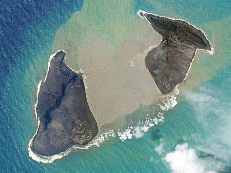 Satelit cuacamenunjukkan sebelum letusan gunung berapi bawah laut di negara Pasifik Tonga Gambar Planet SkySat pada 7 Januari 2022 menunjukkan kepulan asap mengepul dari gunung berapi bawah laut Hunga Tonga-Hunga Ha'apai beberapa hari sebelum letusannya pada 15 Januari, di Hunga Tonga-Hunga Ha'apai. (Planet Labs PBC/via REUTERS)