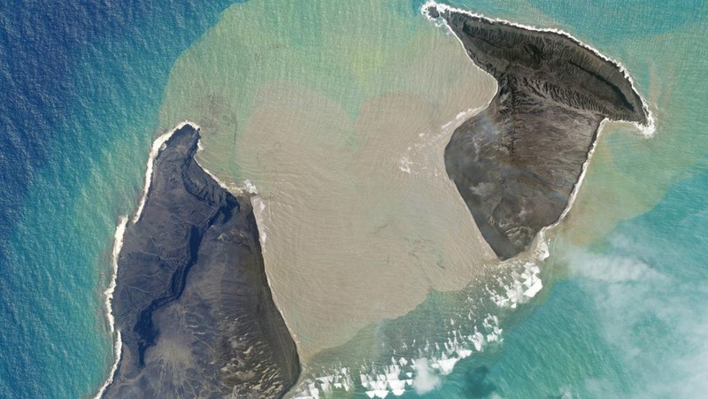 Gambar Planet SkySat pada 7 Januari 2022 menunjukkan kepulan asap mengepul dari gunung berapi bawah laut Hunga Tonga-Hunga Ha'apai beberapa hari sebelum letusannya pada 15 Januari, di Hunga Tonga-Hunga Ha'apai. (Planet Labs PBC/via REUTERS)