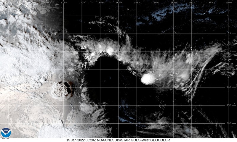 Letusan Gunung Berapi di Tonga Letusan gunung berapi bawah laut di lepas pantai Tonga, yang memicu peringatan tsunami untuk beberapa negara kepulauan Pasifik Selatan, terlihat dalam gambar dari satelit NOAA GOES-West yang diambil pada 05:10 GMT 15 Januari 2022. (CIRA/NOAA/Handout via REUTERS)