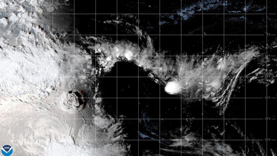 Letusan gunung berapi bawah laut di lepas pantai Tonga, yang memicu peringatan tsunami untuk beberapa negara kepulauan Pasifik Selatan, terlihat dalam gambar dari satelit NOAA GOES-West yang diambil pada 05:10 GMT 15 Januari 2022. (CIRA/NOAA/Handout via REUTERS)