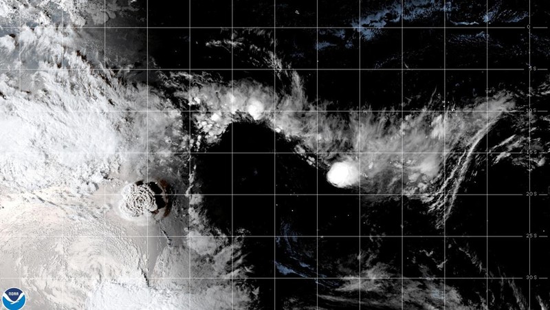 Letusan gunung berapi bawah laut di lepas pantai Tonga, yang memicu peringatan tsunami untuk beberapa negara kepulauan Pasifik Selatan, terlihat dalam gambar dari satelit NOAA GOES-West yang diambil pada 05:10 GMT 15 Januari 2022. (CIRA/NOAA/Handout via REUTERS)