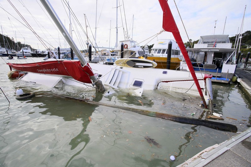 Sebuah dermaga terputus setelah gelombang dari letusan gunung berapi menyapu marina di Tutukaka, Selandia Baru, Minggu (16/1/2022) Sebuah gunung berapi bawah laut meletus dengan cara yang spektakuler Sabtu di dekat negara Pasifik Tonga, mengirimkan gelombang tsunami menerjang pantai dan orang-orang bergegas ke tempat yang lebih tinggi. (Tanya White/Northern Advcate/NZME via AP)