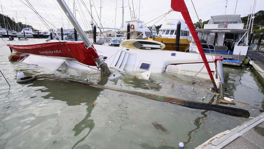 Sebuah dermaga terputus setelah gelombang dari letusan gunung berapi menyapu marina di Tutukaka, Selandia Baru, Minggu (16/1/2022) Sebuah gunung berapi bawah laut meletus dengan cara yang spektakuler Sabtu di dekat negara Pasifik Tonga, mengirimkan gelombang tsunami menerjang pantai dan orang-orang bergegas ke tempat yang lebih tinggi. (Tanya White/Northern Advcate/NZME via AP)