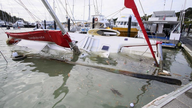 Sebuah dermaga terputus setelah gelombang dari letusan gunung berapi menyapu marina di Tutukaka, Selandia Baru, Minggu (16/1/2022) Sebuah gunung berapi bawah laut meletus dengan cara yang spektakuler Sabtu di dekat negara Pasifik Tonga, mengirimkan gelombang tsunami menerjang pantai dan orang-orang bergegas ke tempat yang lebih tinggi. (Tanya White/Northern Advcate/NZME via AP)