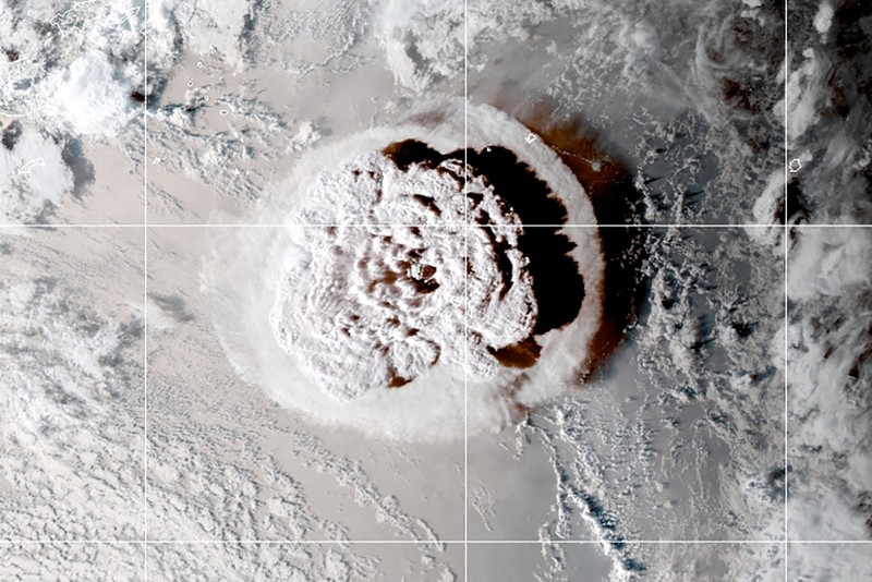 Satelit cuacamenunjukkan sebelum letusan gunung berapi bawah laut di negara Pasifik Tonga Gambar Planet SkySat pada 7 Januari 2022 menunjukkan kepulan asap mengepul dari gunung berapi bawah laut Hunga Tonga-Hunga Ha'apai beberapa hari sebelum letusannya pada 15 Januari, di Hunga Tonga-Hunga Ha'apai. (Planet Labs PBC/via REUTERS)