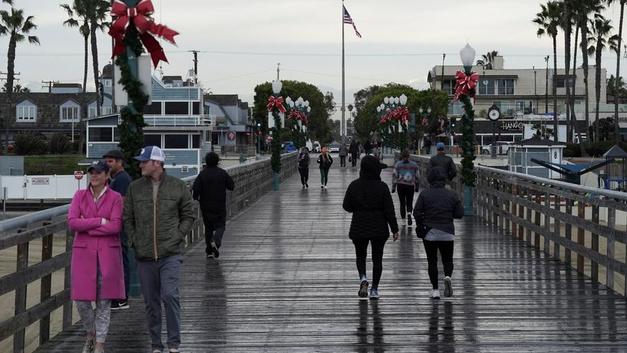 Ombak Besar di Seal Beach, California, AS Saat Peringatan Tsunami Akibat Letusan Gunung Berapi Tonga
