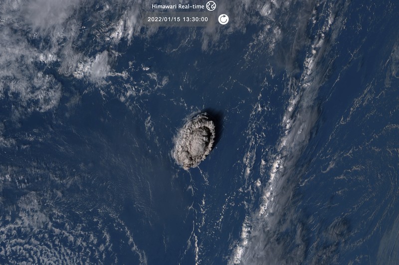 Satelit cuacamenunjukkan sebelum letusan gunung berapi bawah laut di negara Pasifik Tonga Gambar Planet SkySat pada 7 Januari 2022 menunjukkan kepulan asap mengepul dari gunung berapi bawah laut Hunga Tonga-Hunga Ha'apai beberapa hari sebelum letusannya pada 15 Januari, di Hunga Tonga-Hunga Ha'apai. (Planet Labs PBC/via REUTERS)