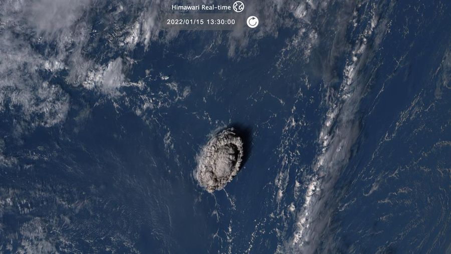 Gambar Planet SkySat pada 7 Januari 2022 menunjukkan kepulan asap mengepul dari gunung berapi bawah laut Hunga Tonga-Hunga Ha'apai beberapa hari sebelum letusannya pada 15 Januari, di Hunga Tonga-Hunga Ha'apai. (Planet Labs PBC/via REUTERS)